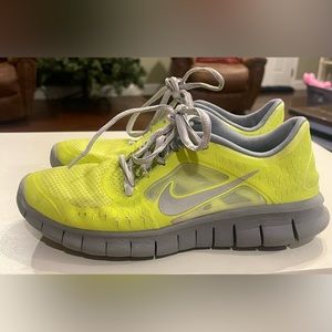 Nike 6Y shoe youth neon yellow light grey